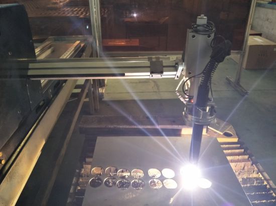 Stroj na rezanie kovov efektívna plocha 1500 * 2500mm plazmový CNC rezací stroj s plazmovým horákom a výškou oblúka