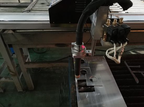 CNC plazmový plazmový rezací stroj plameňového typu na rezanie plechu